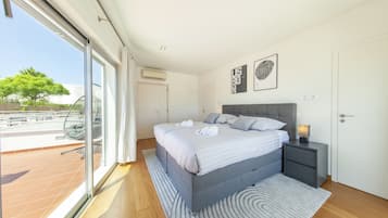 7 bedrooms, cribs/infant beds, bed sheets