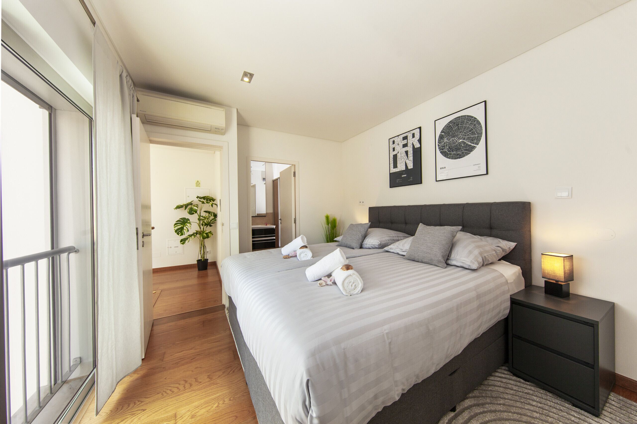 7 bedrooms, cribs/infant beds, bed sheets
