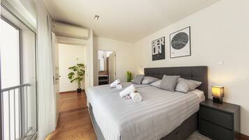 7 bedrooms, cribs/infant beds, bed sheets