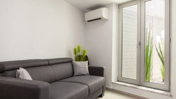 7 bedrooms, cots/infant beds, bed sheets