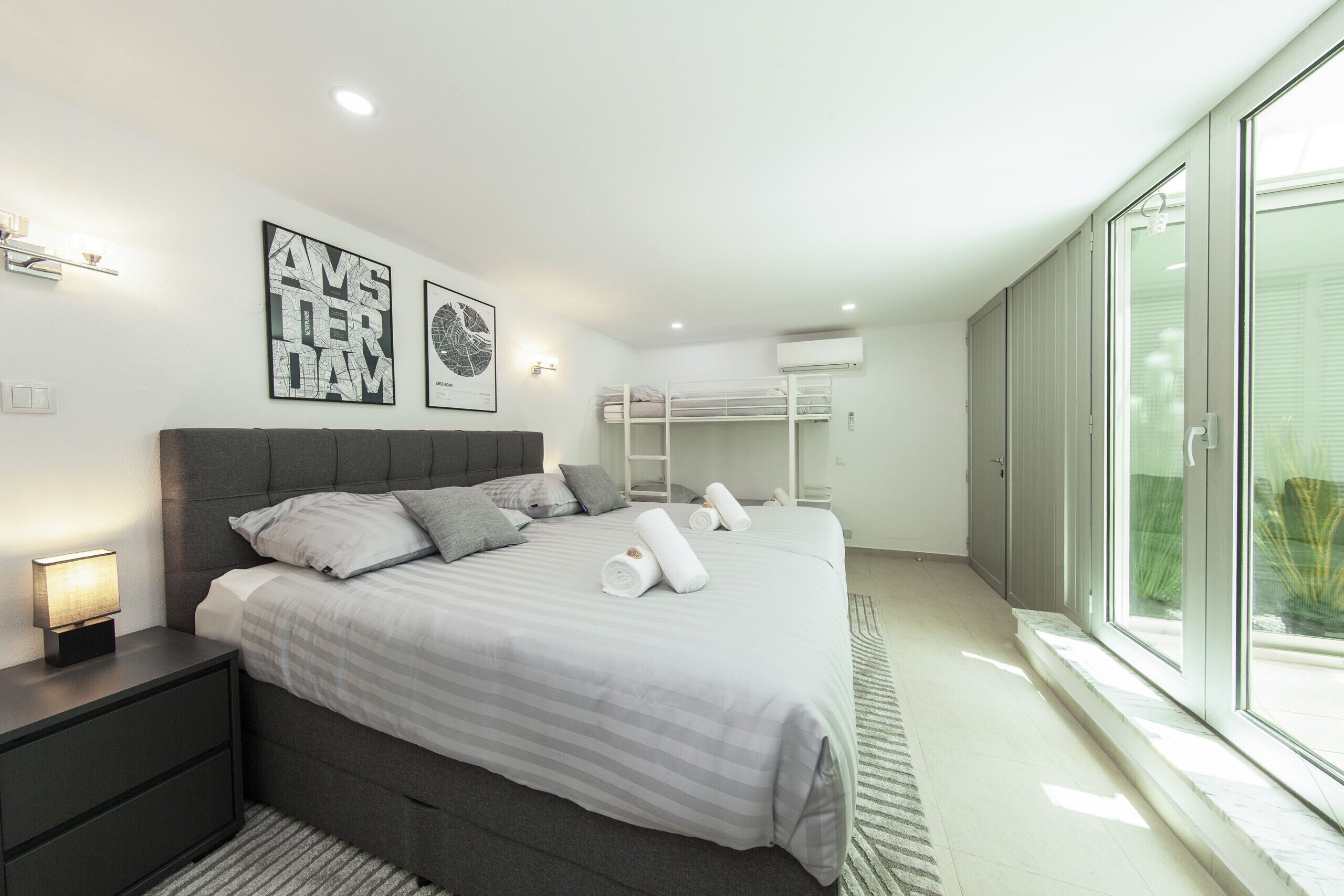 7 عدّة غرف نوم وأسرّة أطفال/رضّع وملاءات أسرّة