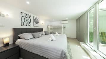 7 bedrooms, cribs/infant beds, bed sheets