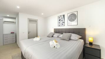 7 bedrooms, cots/infant beds, bed sheets