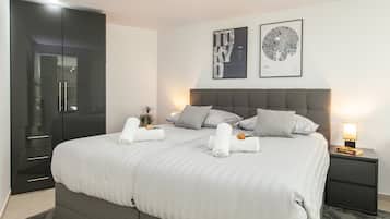 7 bedrooms, cots/infant beds, bed sheets