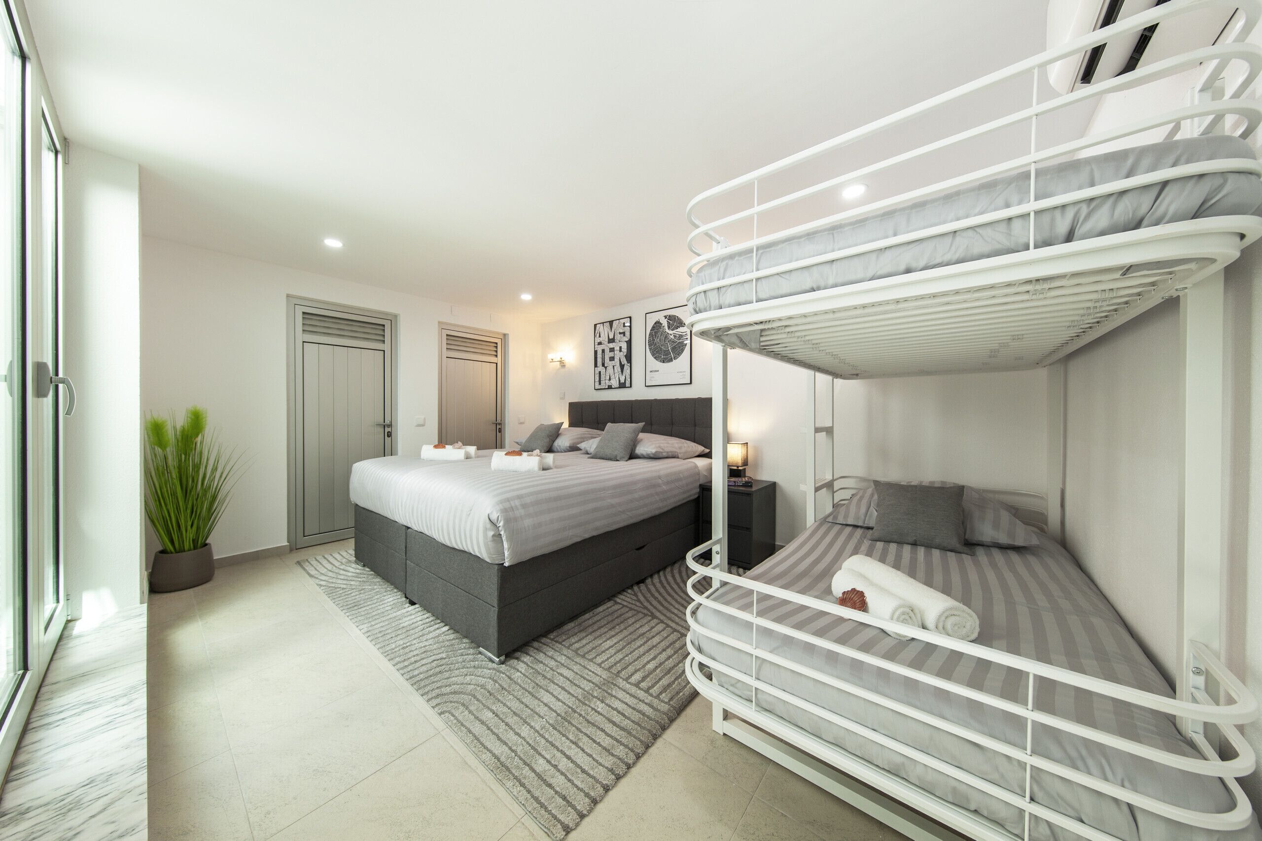 7 bedrooms, cots/infant beds, bed sheets