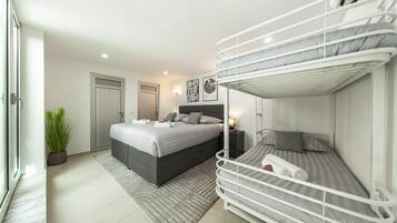 7 bedrooms, cots/infant beds, bed sheets