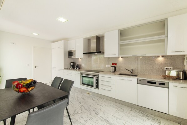 Mikroaaltouuni, astianpesukone, kahvin-/teenkeitin