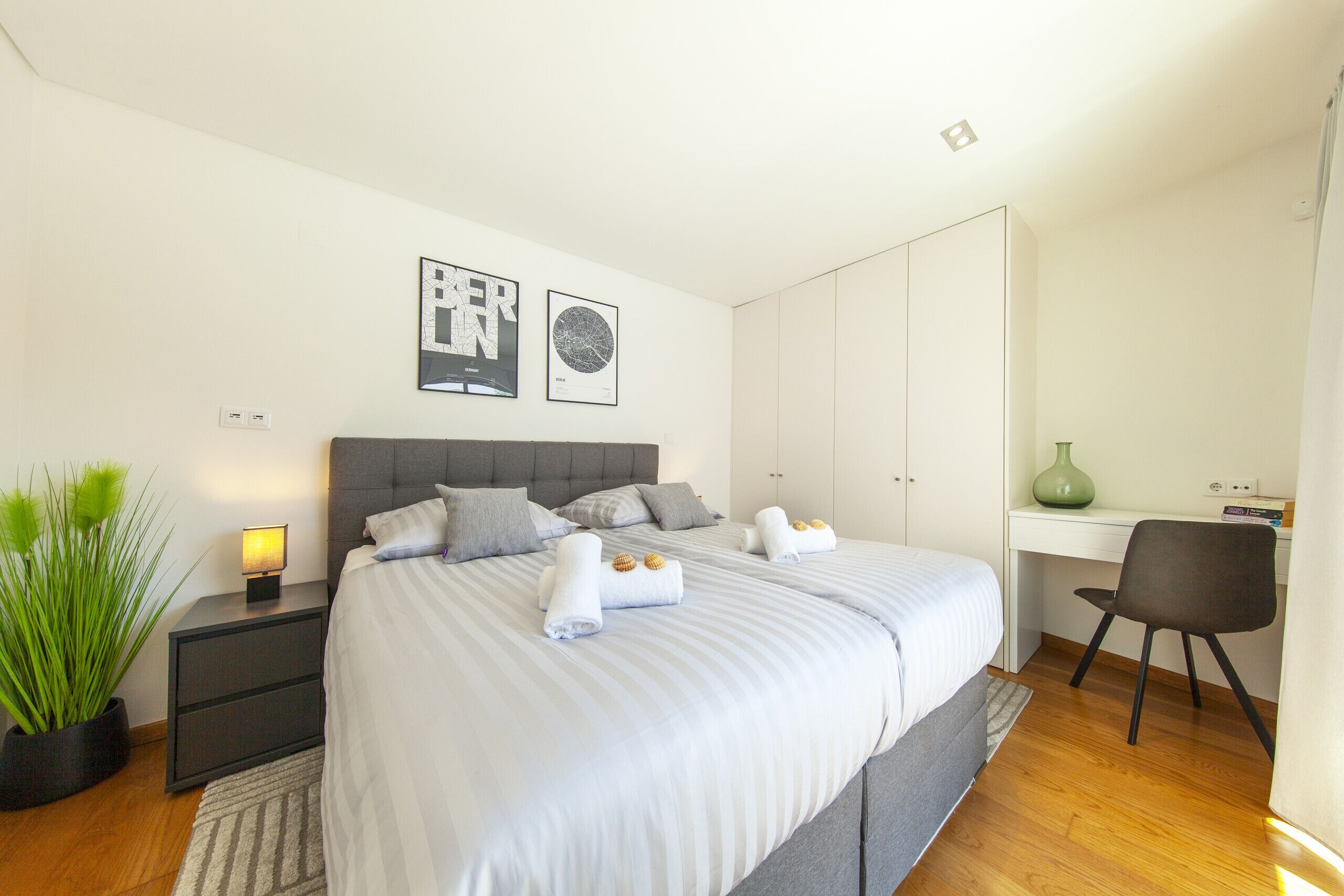 7 bedrooms, cribs/infant beds, bed sheets