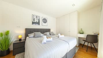 7 bedrooms, cribs/infant beds, bed sheets