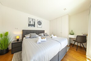 7 bedrooms, cribs/infant beds, bed sheets