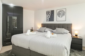 7 bedrooms, cribs/infant beds, bed sheets