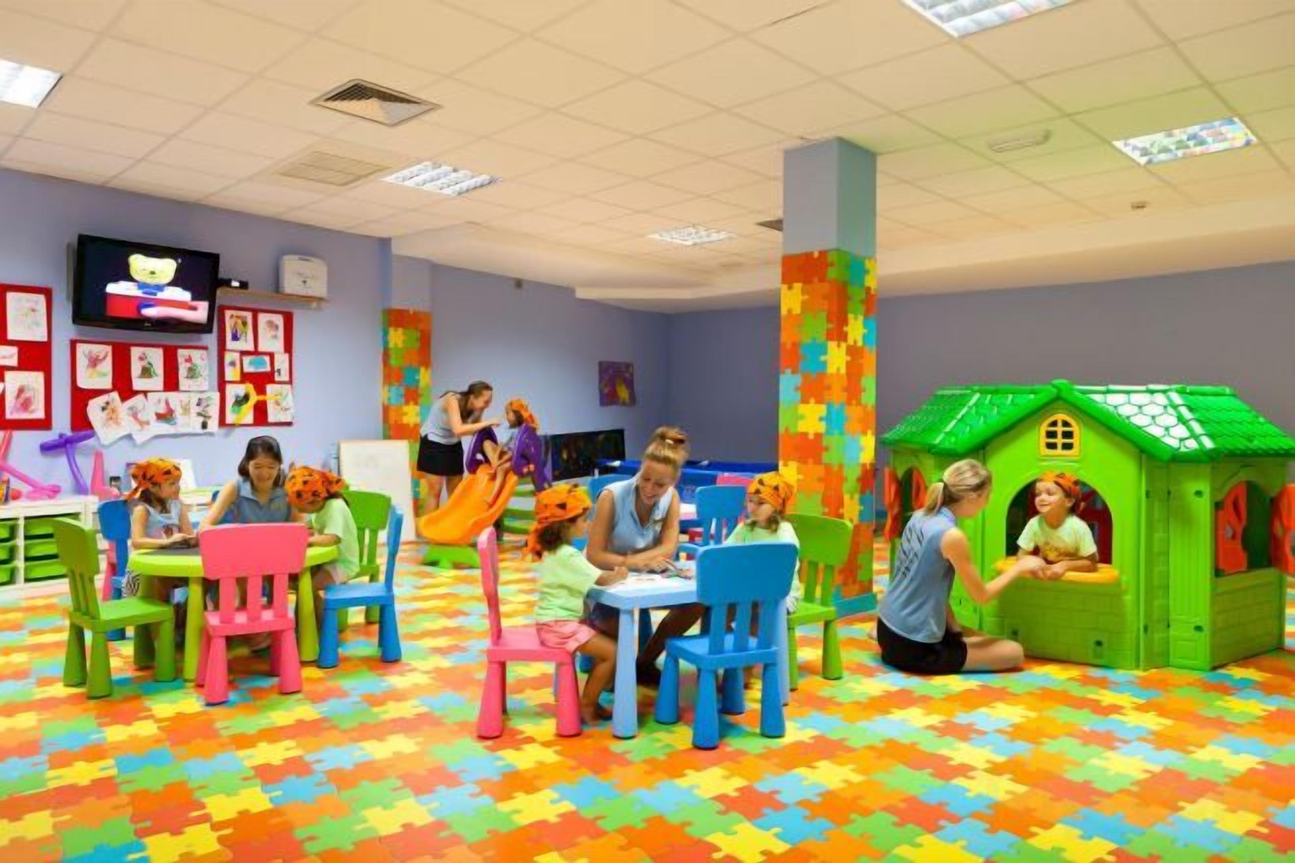 Una sala de jocs amb mobles de colors i una caseta.