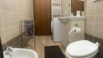 Dutxa, assecador de cabells, bidet i tovalloles