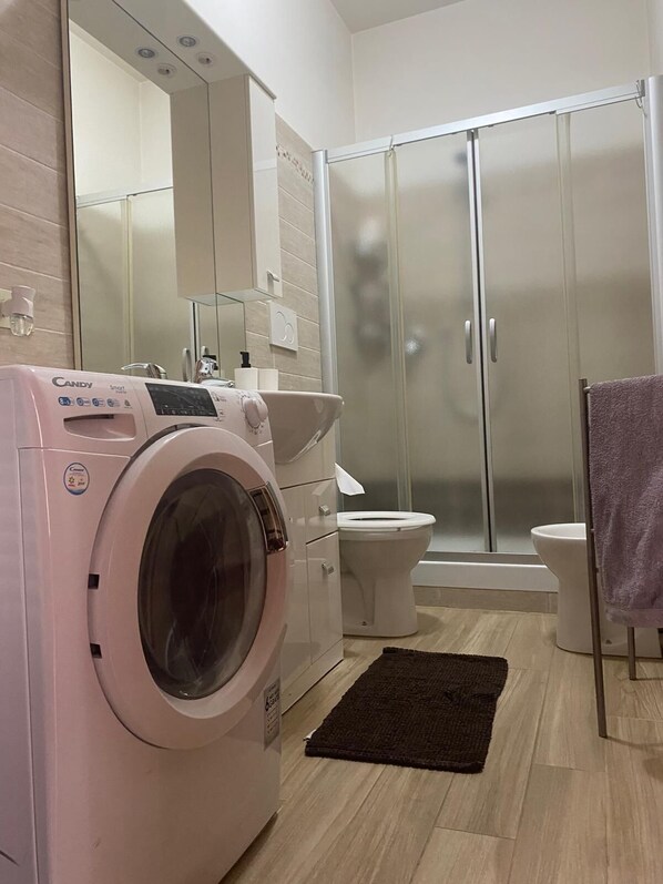 Shower, hair dryer, bidet, towels - Charming 1-bedroom apartment in enchanting Asti with WiFi (Asti)