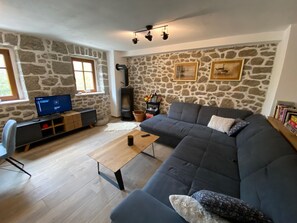 Smart TV, books, stereo