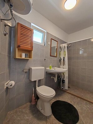 Dusche, Haartrockner, Handtücher