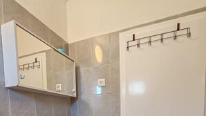 Shower, hair dryer, towels - Guest House Lara / 2 Relax Triple Room – Simple Comfort & Shared Kitchen (Neum)