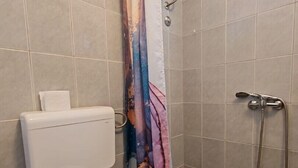 Shower, hair dryer, towels - Guest House Lara / 2 Relax Triple Room – Simple Comfort & Shared Kitchen (Neum)