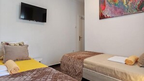 1 bedroom, WiFi, bed sheets - Guest House Lara / 2 Relax Triple Room – Simple Comfort & Shared Kitchen (Neum)
