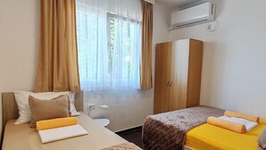1 bedroom, WiFi, bed sheets - Guest House Lara / 2 Relax Triple Room – Simple Comfort & Shared Kitchen (Neum)