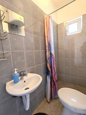 Douche, sèche-cheveux, serviettes fournies