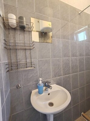Douche, sèche-cheveux, serviettes fournies