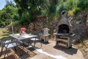 Outdoor dining - Sea-View Holiday Home Just 50m from the Beach (Neum)