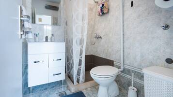 Een douche, een haardroger, handdoeken