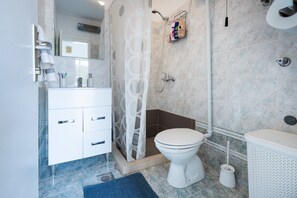 Shower, hair dryer, towels - Sea-View Holiday Home Just 50m from the Beach (Neum)