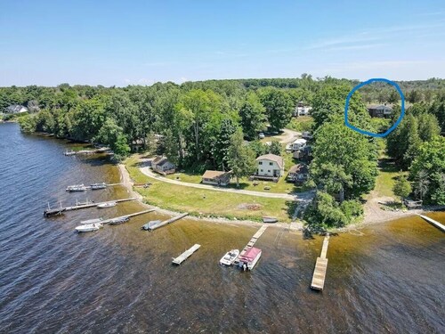 LAKEFRONT COTTAGE #3-- Less than 30 minutes to Sandbanks! Fishing and boating