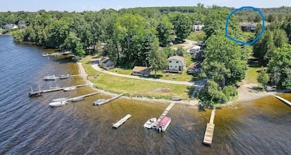 LAKEFRONT COTTAGE #3-- Less than 30 minutes to Sandbanks! Fishing and boating