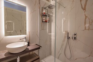 Dusche, Bidet, Handtücher