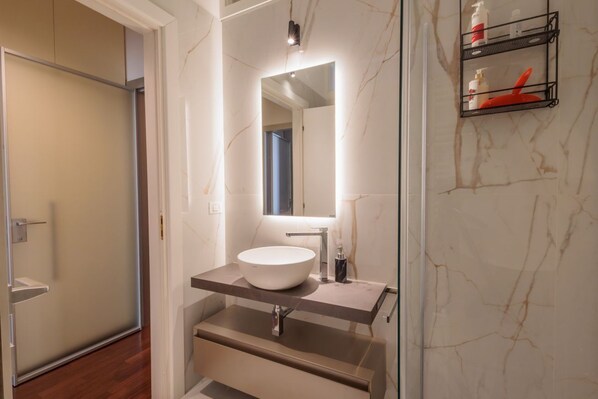 Een douche, een bidet, handdoeken