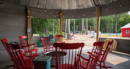 Sleeps 6 in a 2-story grain bins 2 queen beds 1 queen bunk & 2 full bathrooms.