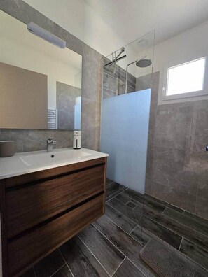 Douche, serviettes fournies, savon, papier de toilette