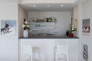 Bar (on property) - Hôtel the Originals Miramar, Royan Pontaillac (Royan)