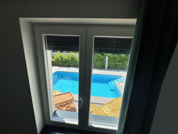 Alberca al aire libre y alberca climatizada