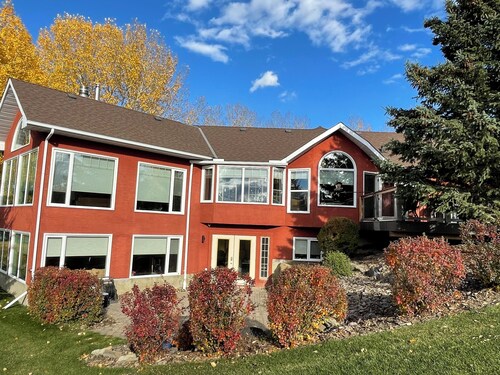 Country Living, Peaceful and Quiet, close to Calgary, Kananaskis, and Banff