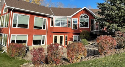 Country Living, Peaceful and Quiet, close to Calgary, Kananaskis, and Banff