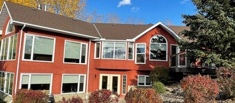 Country Living, Peaceful and Quiet, close to Calgary, Kananaskis, and Banff