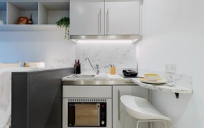 Classic Studio, 1 Twin Bed | Private kitchen - Student Only, Elegant Bronze Studio in Paddington (London)