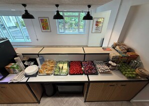 Free daily buffet breakfast - Student Only, Elegant Bronze Studio in Paddington (London)