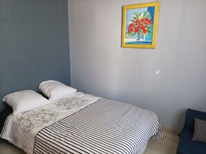 3 chambres, fer et planche à repasser
