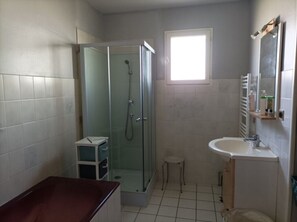 Douche, sèche-cheveux