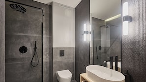 A modern bathroom with a walk-in shower, a toilet, and a large sink. - Rezydencja Willora Świnoujście (Swinoujscie)