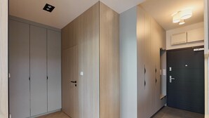 A modern room with a wardrobe, a door, and a light fixture. - Rezydencja Willora Świnoujście (Swinoujscie)