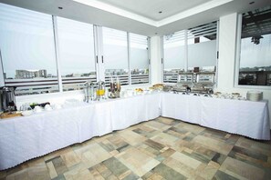 Café da manhã com buffet grátis todos os dias