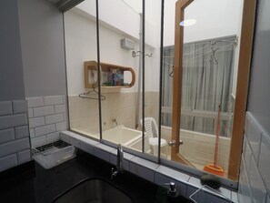 Dusj, håndklær, såpe og toalettpapir