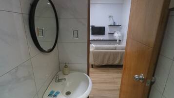 Regadera, toallas, jabón, papel de baño