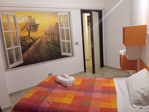 3 chambres, bureau, fer et planche à repasser, lit de bébé portatif